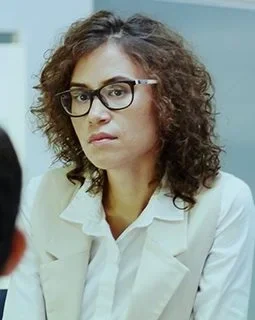 This image features an expert at Pearl Lemon Sales.