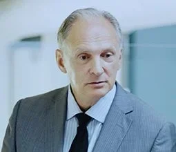 This image features a senior expert at Pearl Lemon Sales.